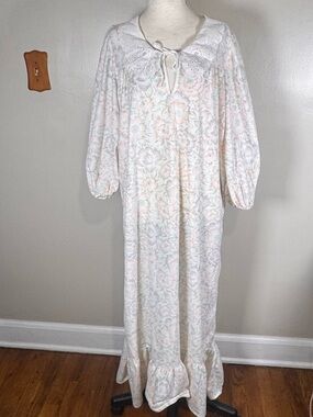 90s Pastel Feminine Floral Cottagecore Eyelet Trim Vintage Fleece Nightgown Sz M